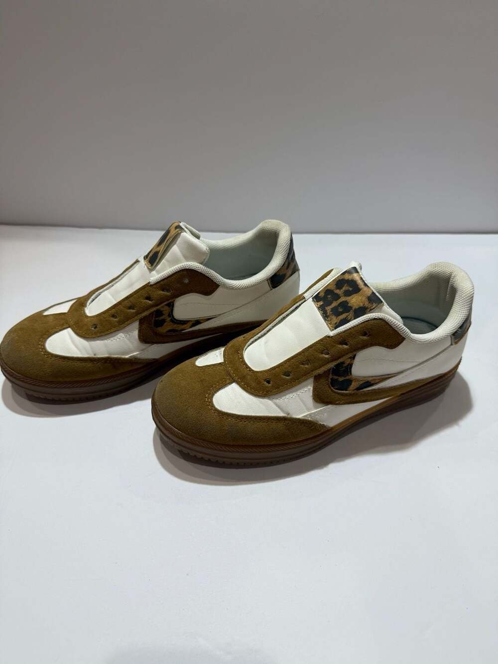 Outwoods White And Brown Leopard Print Shoes Size 6